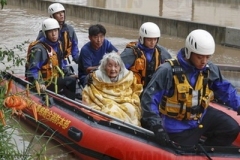 最上川流域で浸水_救助される人たち-_山形県_2020年_KDO__2020072807572