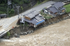 飛騨川沿いの家屋_岐阜県_2020年_KDO_2020070817007