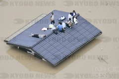 屋根の上で救出待つ人たち_岡山県_2019年_KDO_2019062511789
