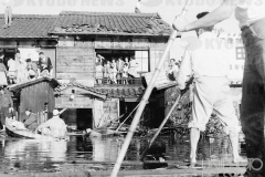 救助に向かう人たち-伊勢湾台風_愛知県_1959年_KDO_1959092650002