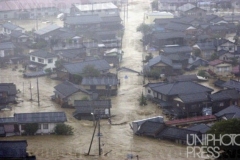 堤防が決壊_新潟県_2004年_KDO_2004071300241