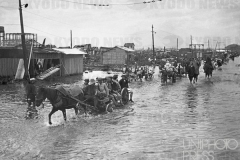 関東大震災_冠水道路を馬車で移動_東京_1923年_KDO_2009042800147