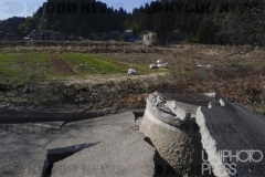 田畑と隆起したマンホール_石川県_2024年_KDO_2024021406289