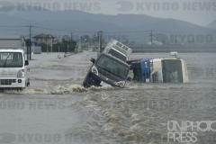 冠水した田んぼに転覆した車両_福岡県_2019年_KDO_2019072100086