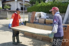 浸水した家屋から畳を運び出す_秋田県_2023年_KDO_2023072205619