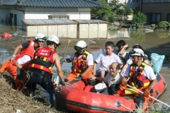 ボートで救助される住民_茨城県_2021年_KDO_2021090912320