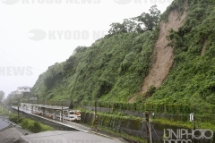 大雨_崖崩れ_鹿児島県_2019年_KDO_2019070307813